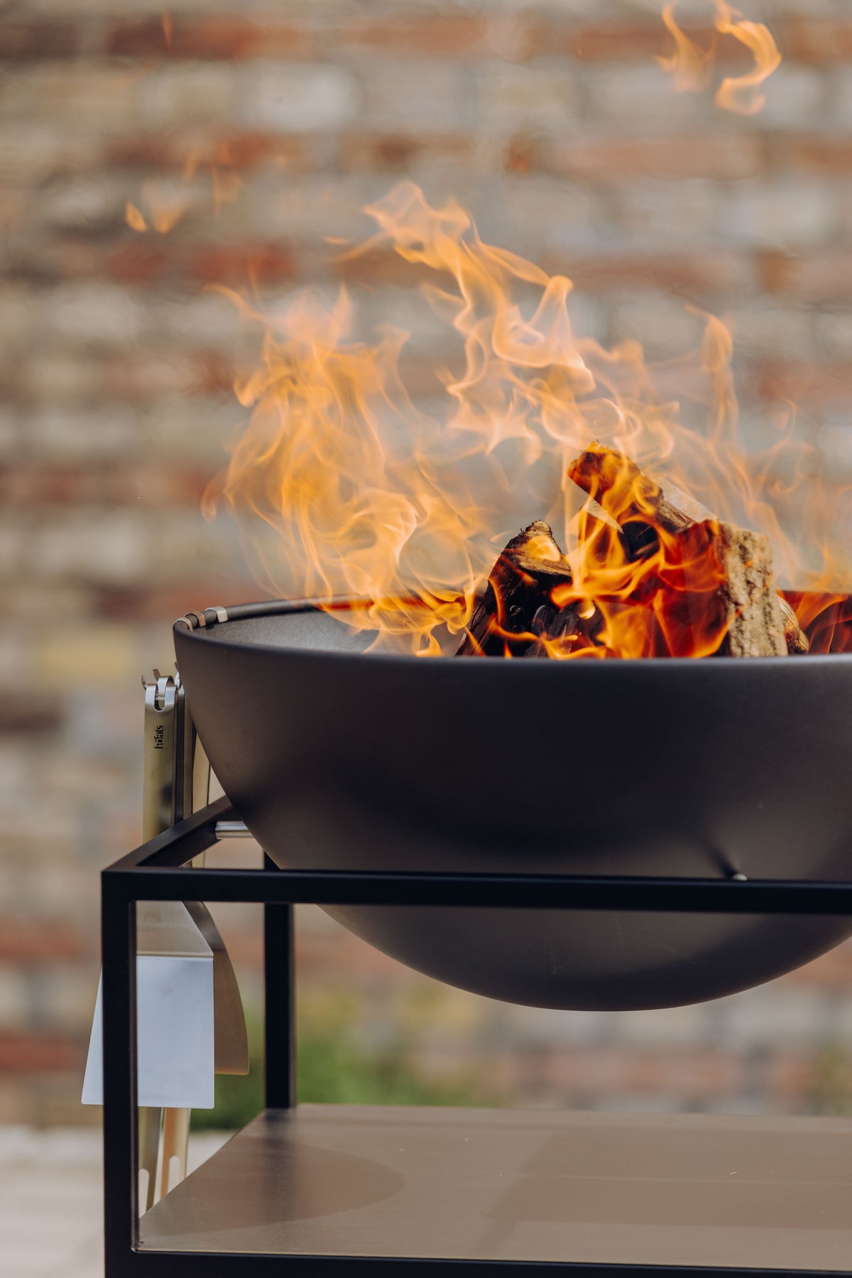 Fire Kitchen BBQ con Höfats Bowl 57 Cocina exterior
