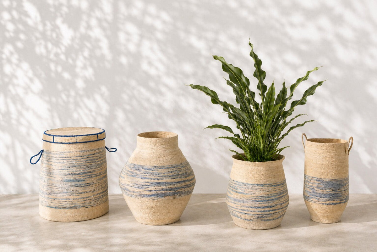 Cesta de hierba marina a rayas natural/azul pequeña J-Line