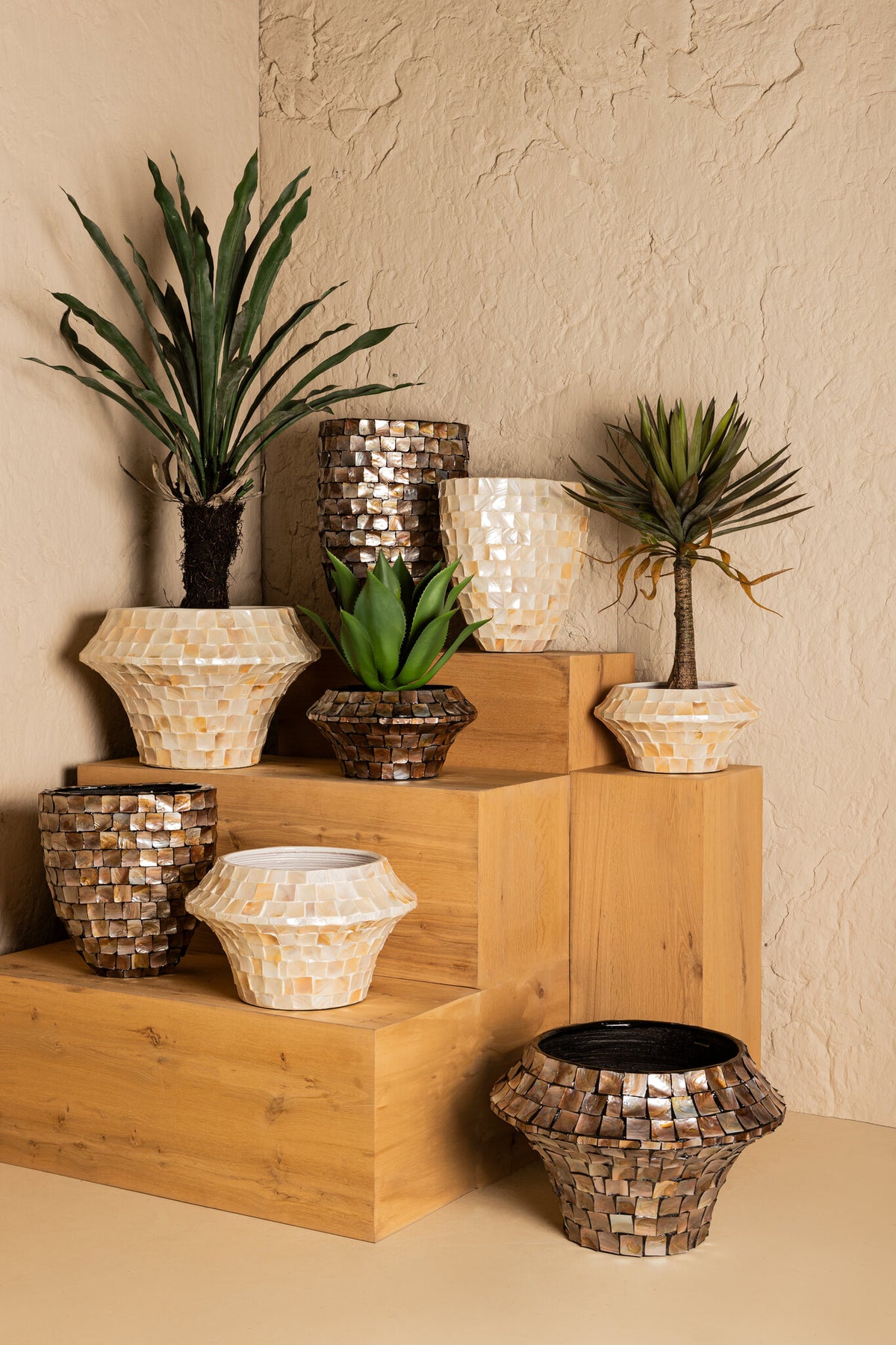 Maceta redonda baja mediana de bambú con exterior de polipropileno color crema Daven PTMD
