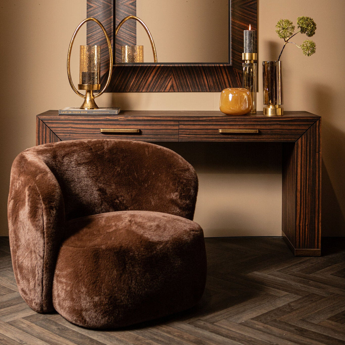 Sillón Aphrodite marrón oscuro de piel sintética PTMD