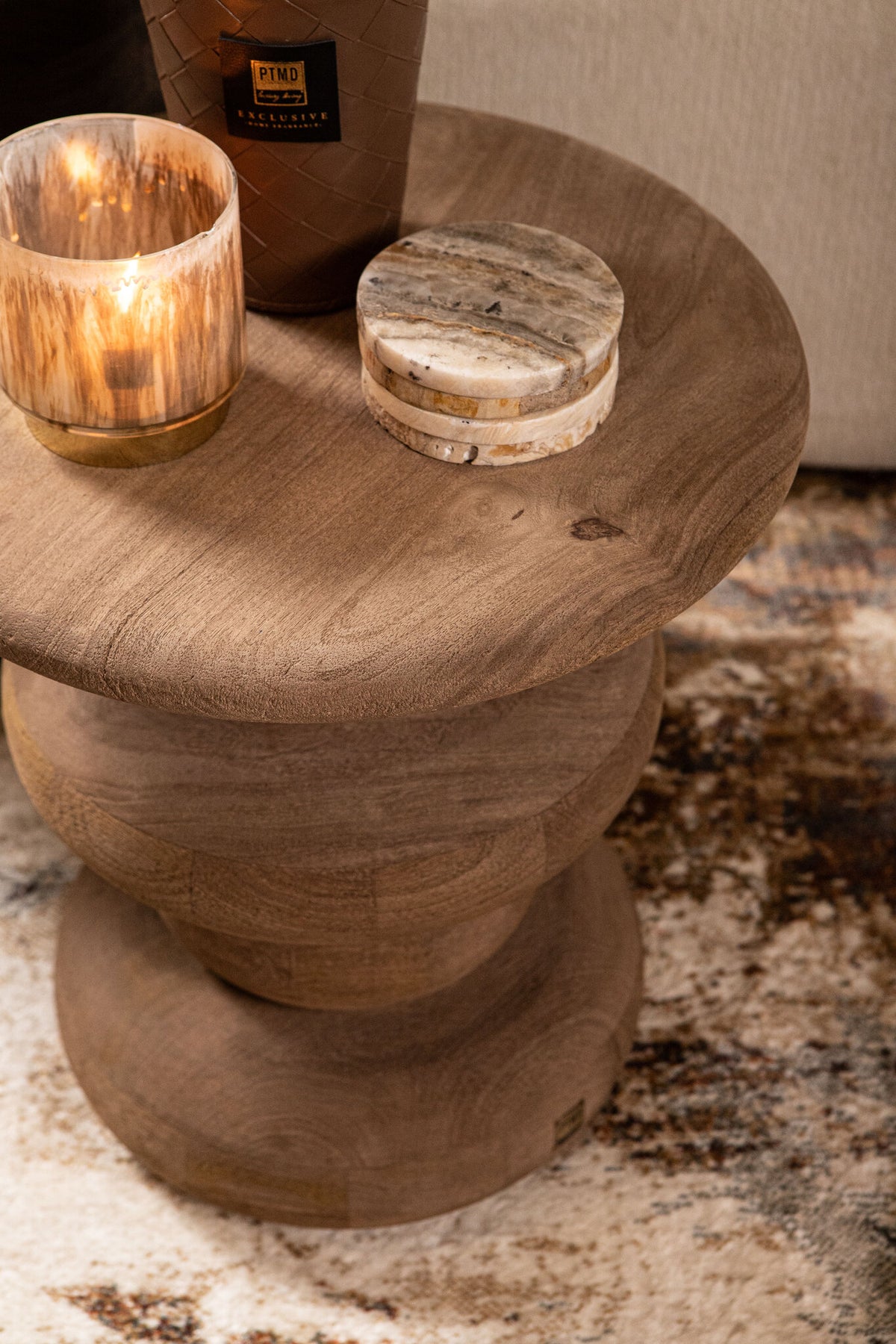 Mesa auxiliar redonda Keven de madera de mango acanalada natural PTMD