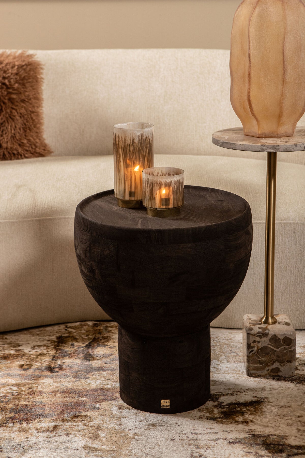 Mesa auxiliar Erno de madera de mango marrón con base redonda PTMD