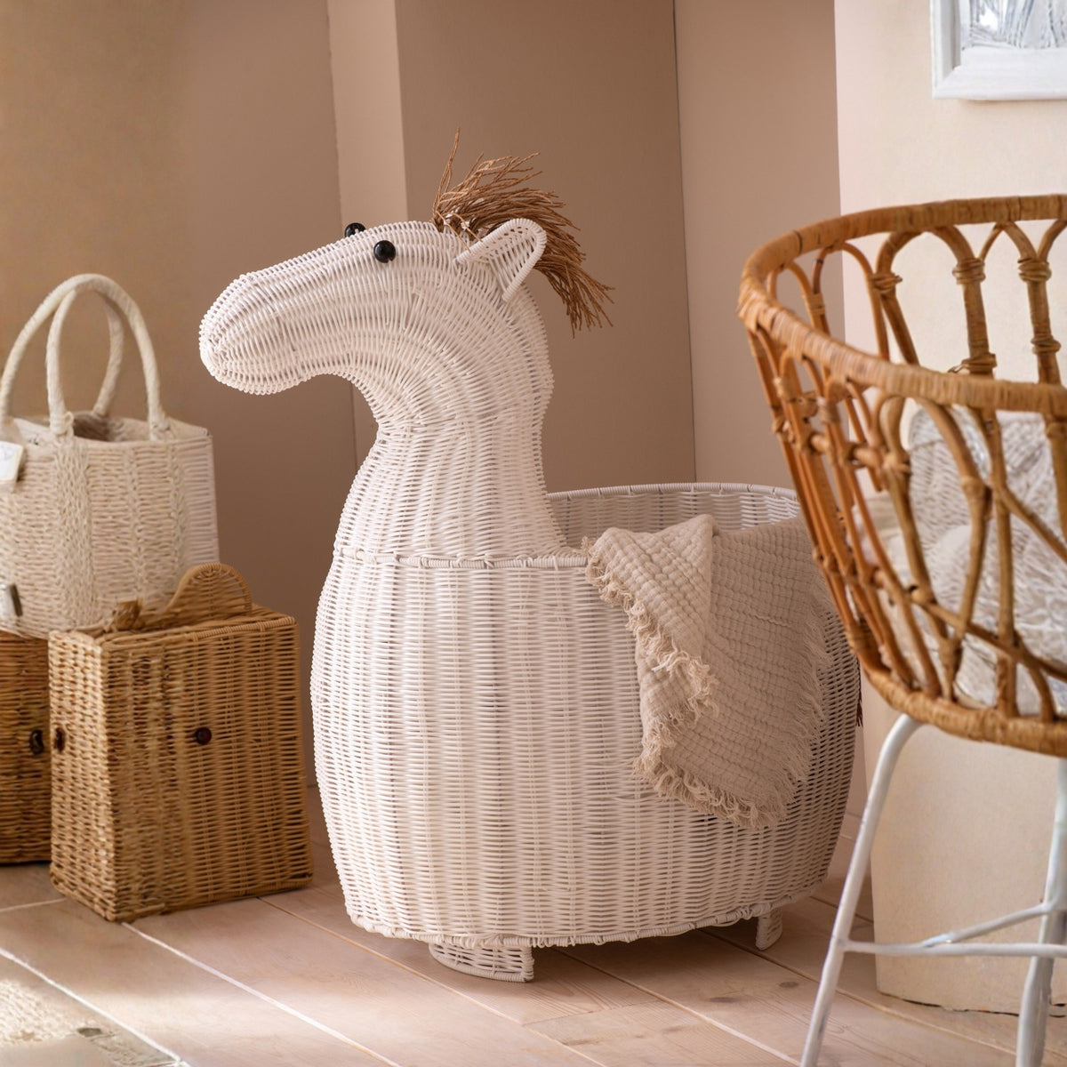 Cesta Caballo Plástico Blanco J-Line