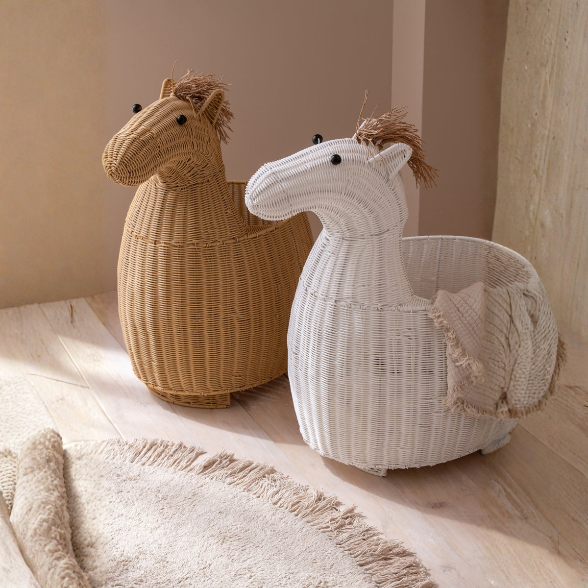 Cesta Caballo Plástico Blanco J-Line