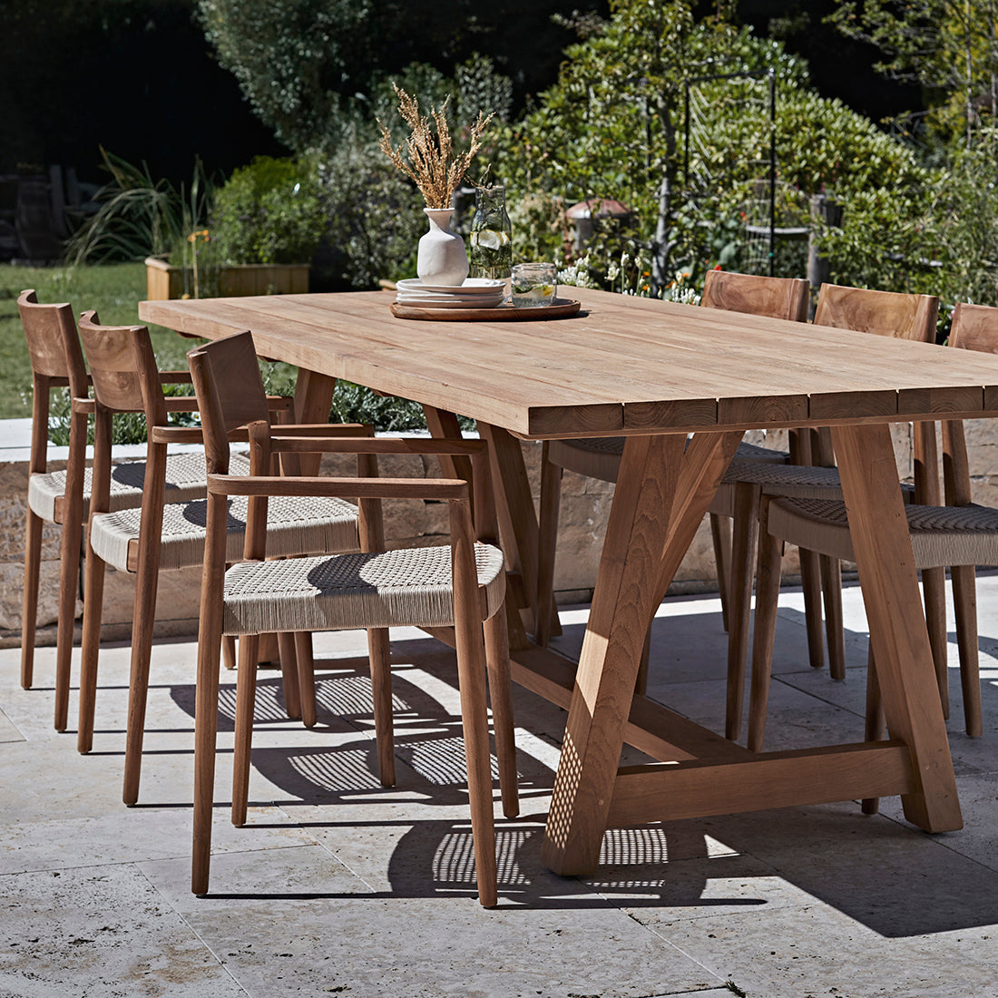 Silla de comedor de teca Freya con reposabrazos, color natural, juego de 2, Raw Materials