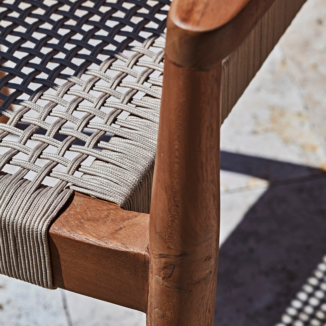 Silla de comedor de teca Freya con reposabrazos, color natural, juego de 2, Raw Materials