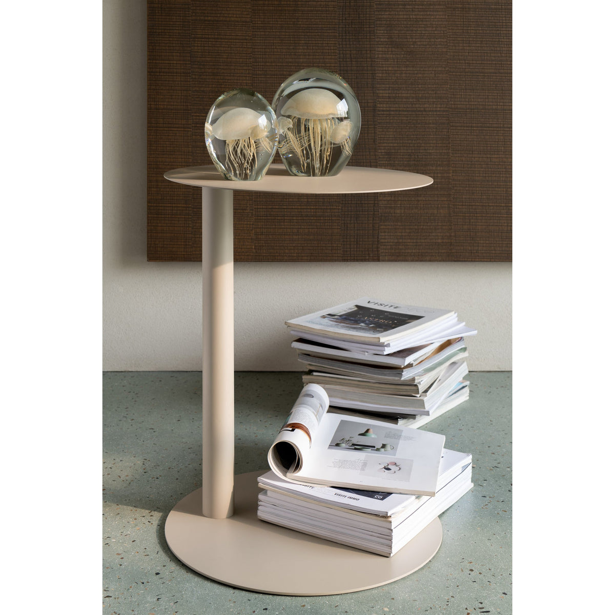 Mesa auxiliar redonda de metal beige J-Line