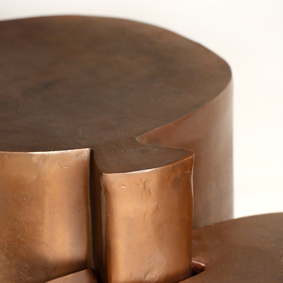 Bijzettafel Solv Aluminium Brons van Pomax, detailfoto van het aluminium en de afwerking