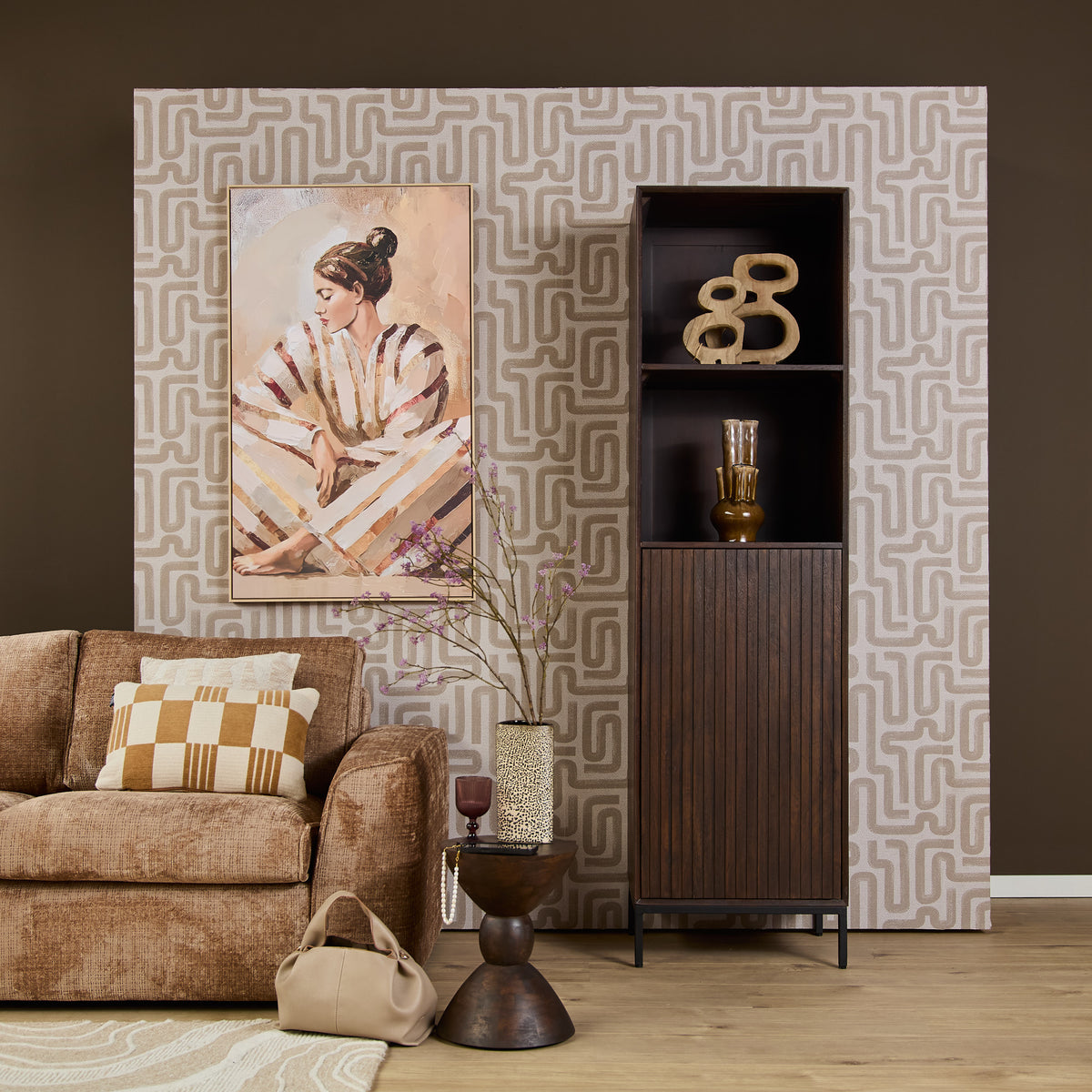Boekenkast Madison Mangohout Bruin 55cm van Starfurn, open vakken gestyled met boeken en decoratie
