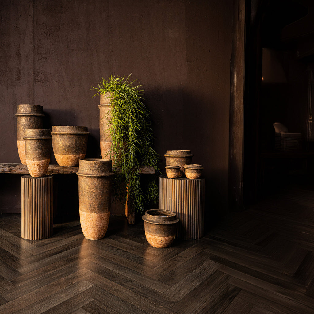 Christenee Grey Half Brown Cement Round Pot High M van PTMD, detail van de grijsbruine cementafwerking