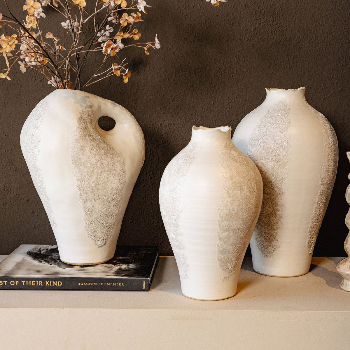 Dangelo Vaas Keramiek Wit Rond Medium van PTMD, sfeerbeeld met warme styling in huis