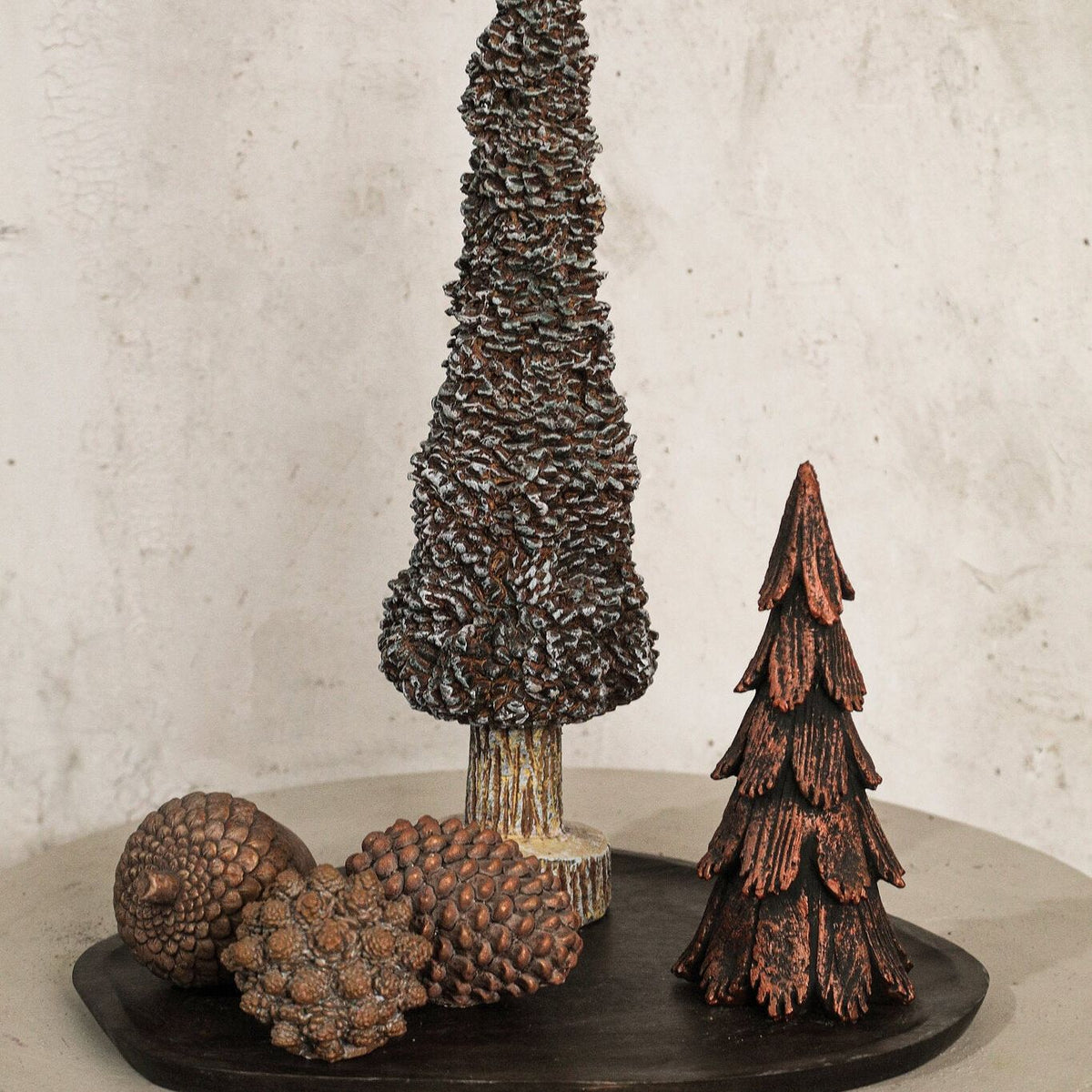 Davene Kerstboom Beeld Cement Large van PTMD, besneeuwde dennenappel kerstboom op een dienblad naast echte dennenappels