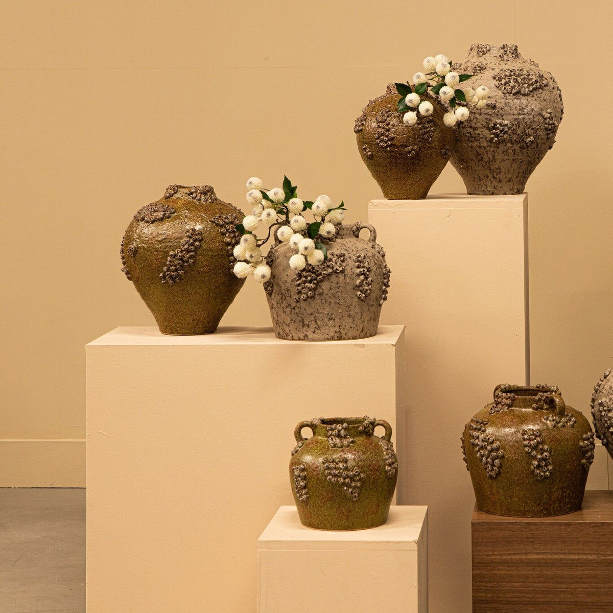 Deisy Green Ceramic Jar With Handles Rough Coral S van PTMD, groene keramische pot in een sfeervolle interieursetting