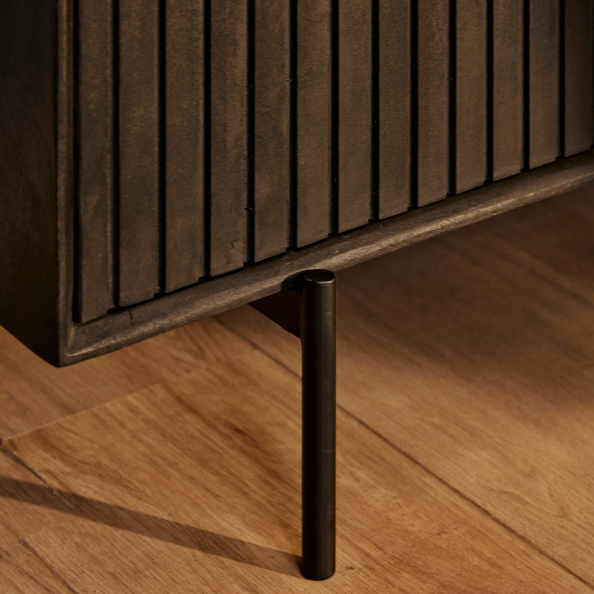 Zwart dressoir Madison van opzij gezien, 85 cm hoog en 210 cm breed