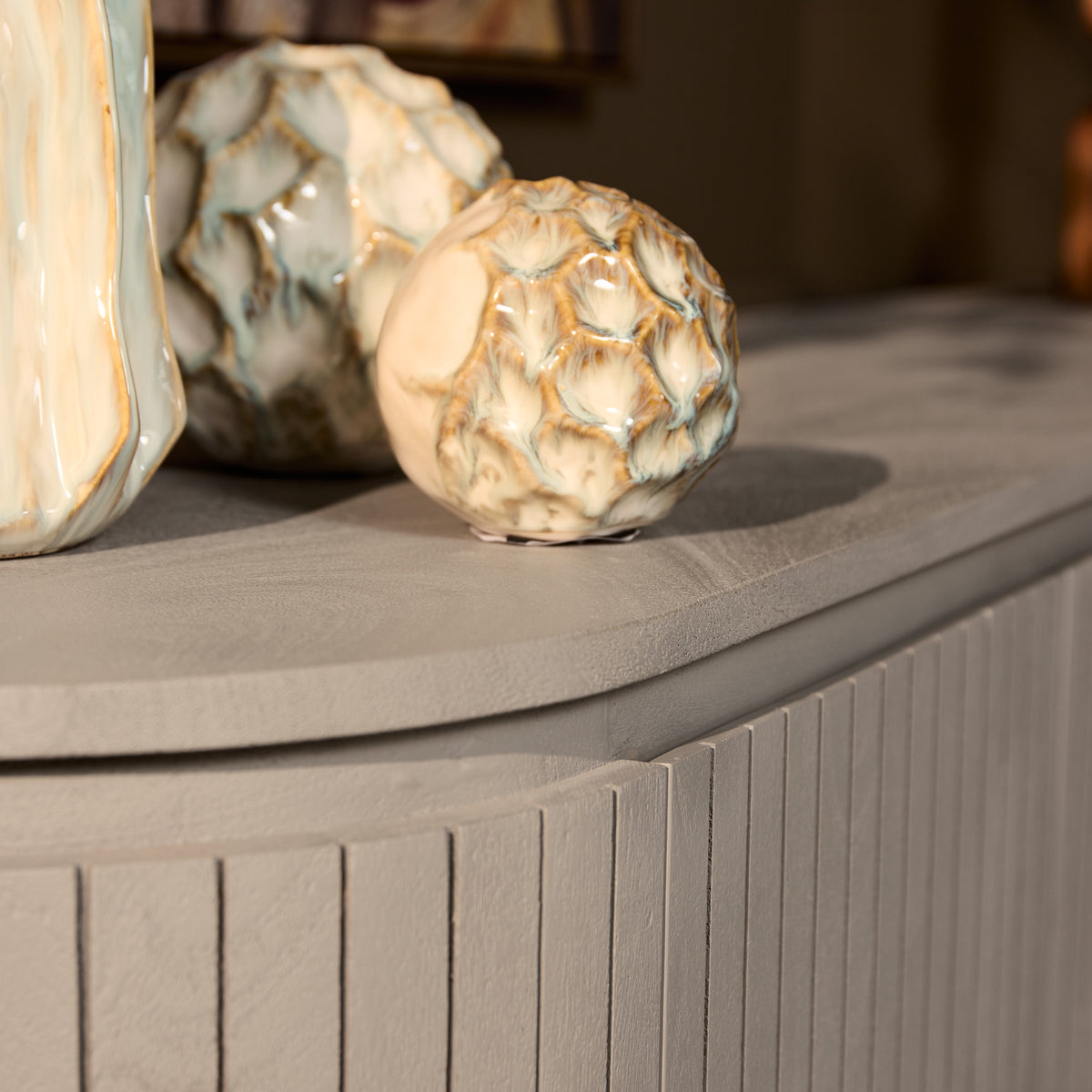 Detail van het lattenpatroon op het taupe dressoir Solana met decoratieve bollen