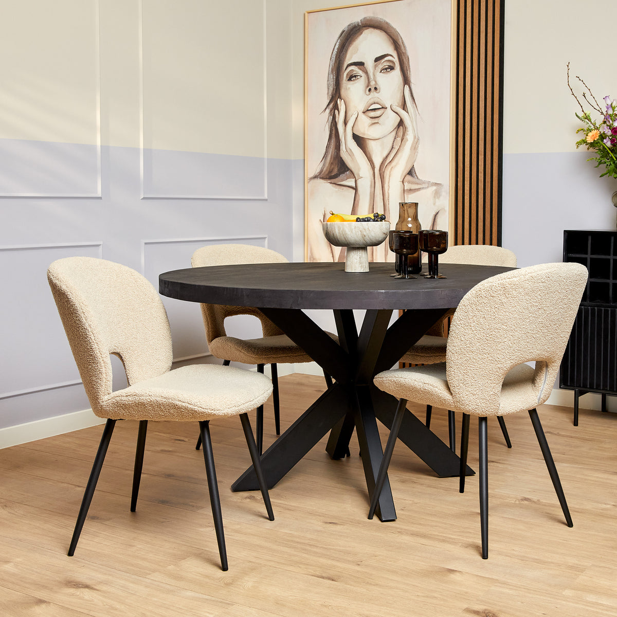 Ronde Denver eettafel van Starfurn met doorsnede 130 cm, zwart gelakt mangohout vanuit een andere hoek