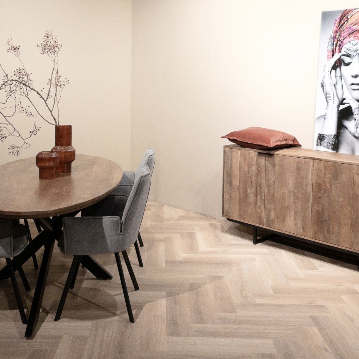 Eettafel Jesper Pecan 160cm in een eetkamer