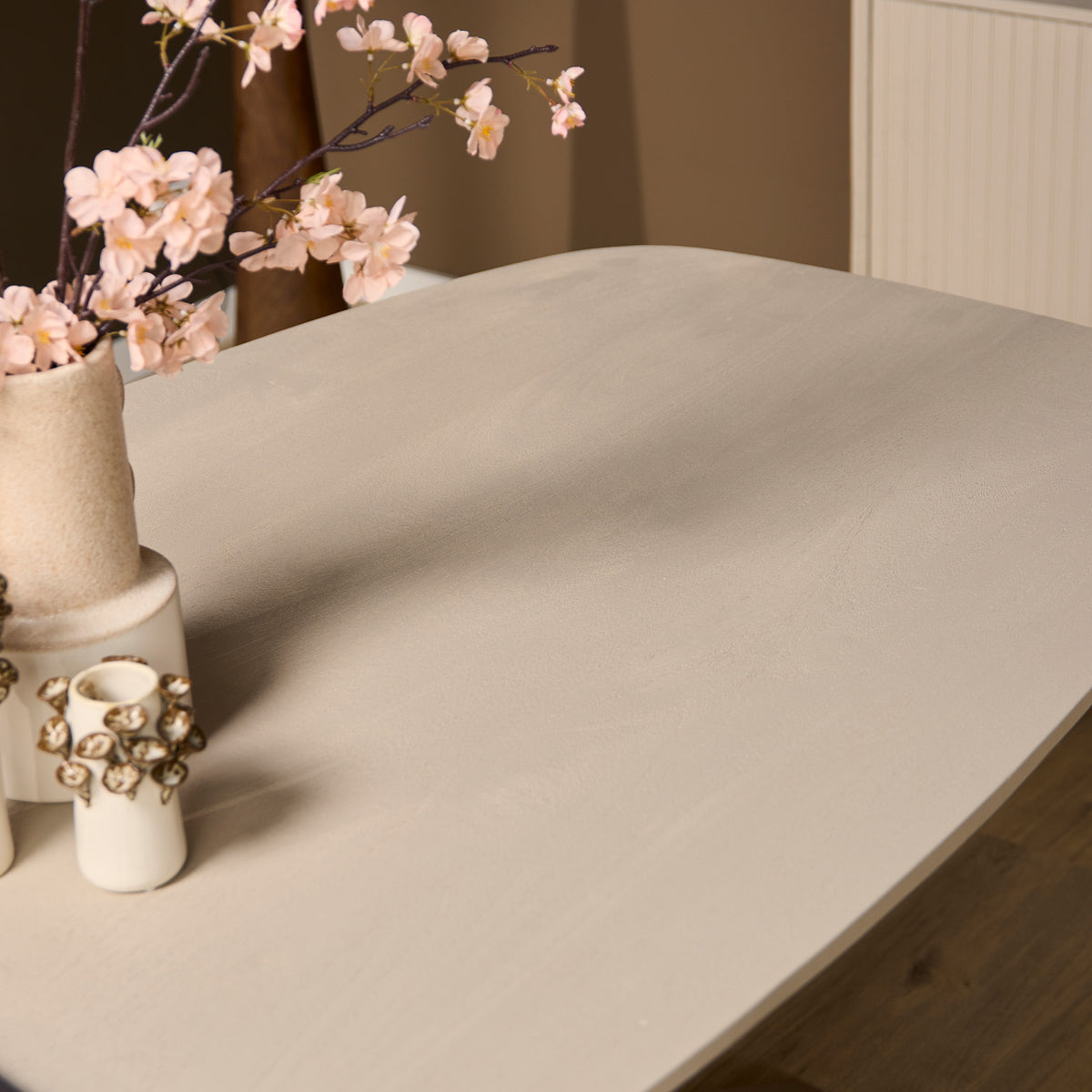 Eettafel Madison Zand van Starfurn van opzij, zicht op de vrije beenruimte onder het blad