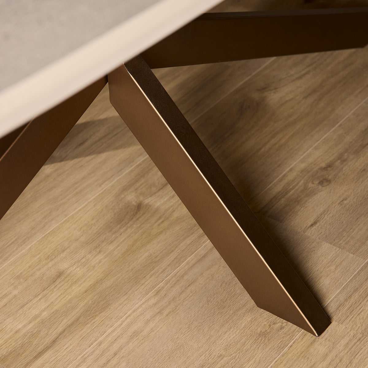 Eettafel Madison Zand van Starfurn detail van de houtnerf in de zandkleurige finish