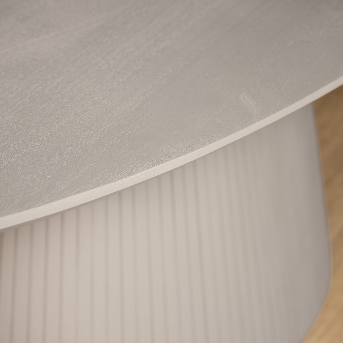 Eettafel Solana van Starfurn van opzij gezien, ovale vorm in warme taupe tint