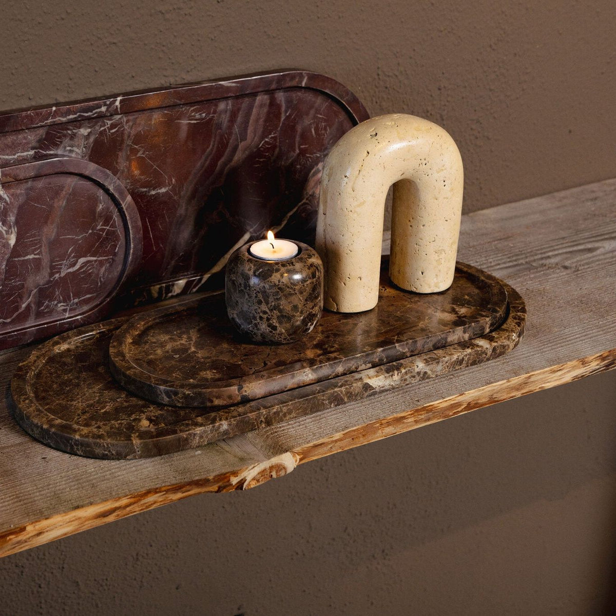 Eris Plateau Marmer Donkerbruin Ovaal Small van PTMD in een sfeervolle interieursetting