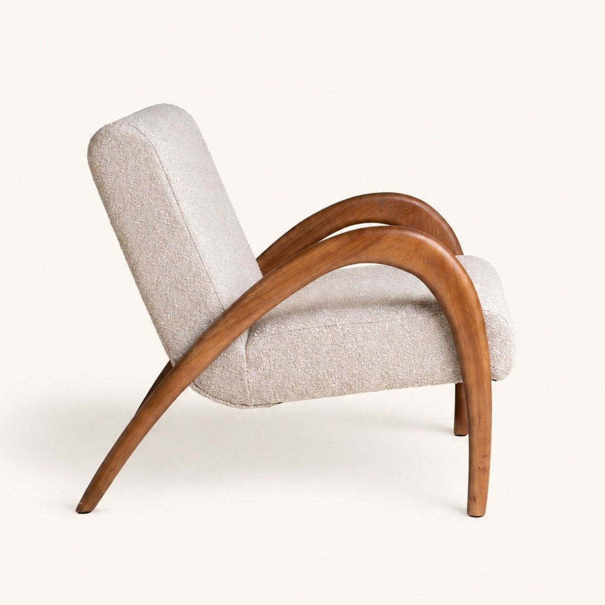 Fauteuil Maurice Loungestoel Beige van Pomax, tweede aanzicht dat de vorm en de polyester bekleding toont