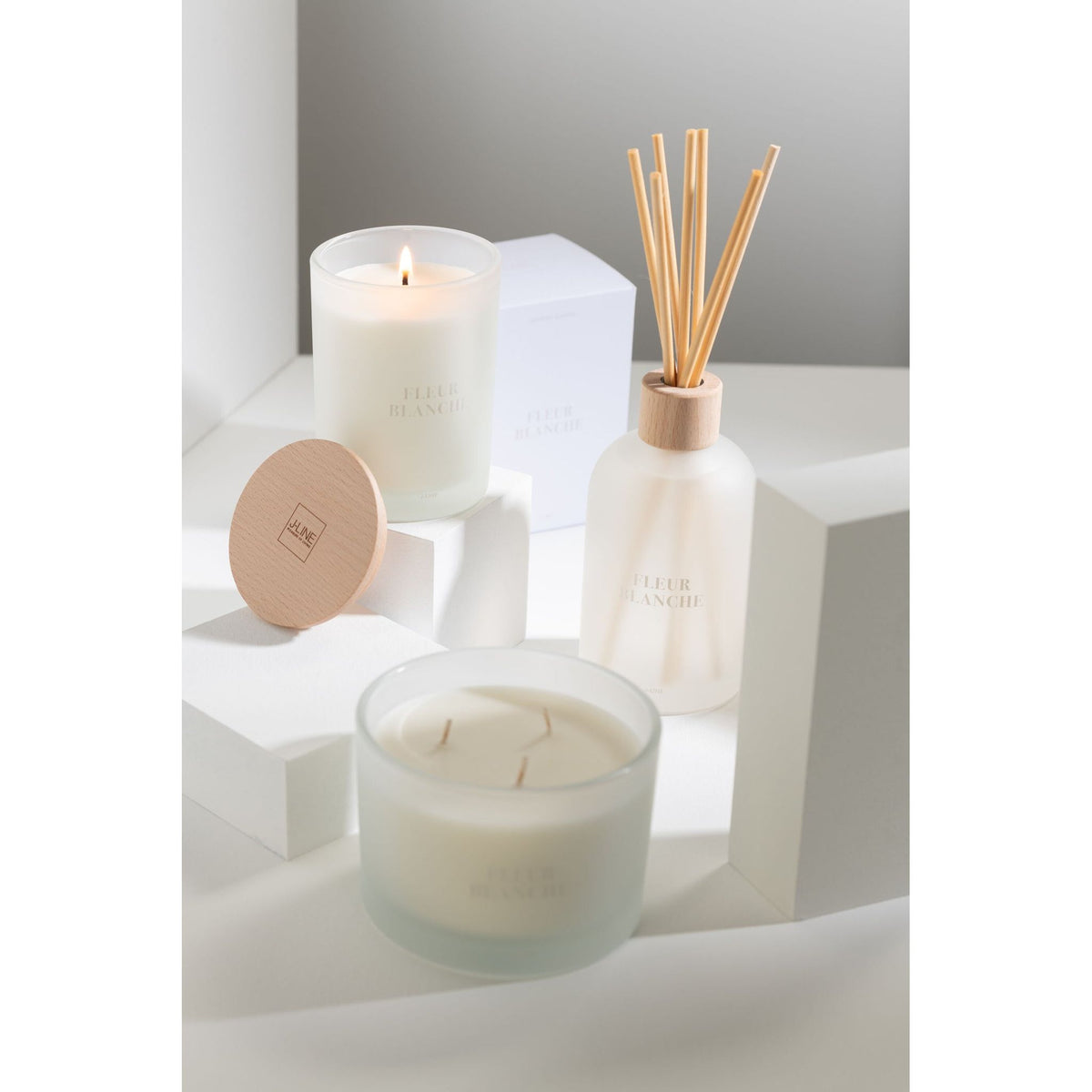 Geurkaars Accords Essentiels Fleur Blanche 38 Uur van J-Line samen met bijpassende geurstokjes uit de Fleur Blanche lijn