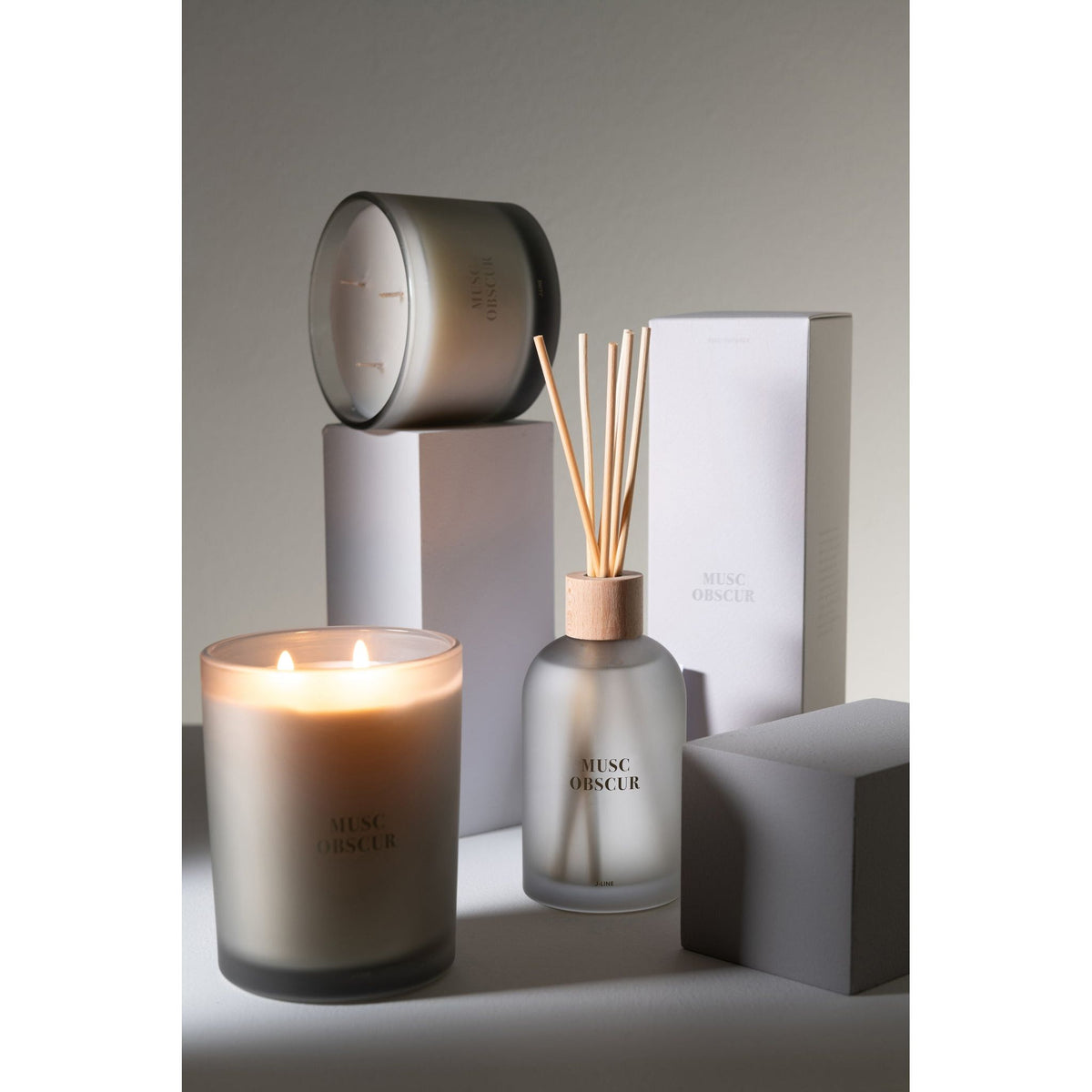 Geurkaars en geurstokjes Accords Essentiels Musc Obscur van J-Line samen gestyled