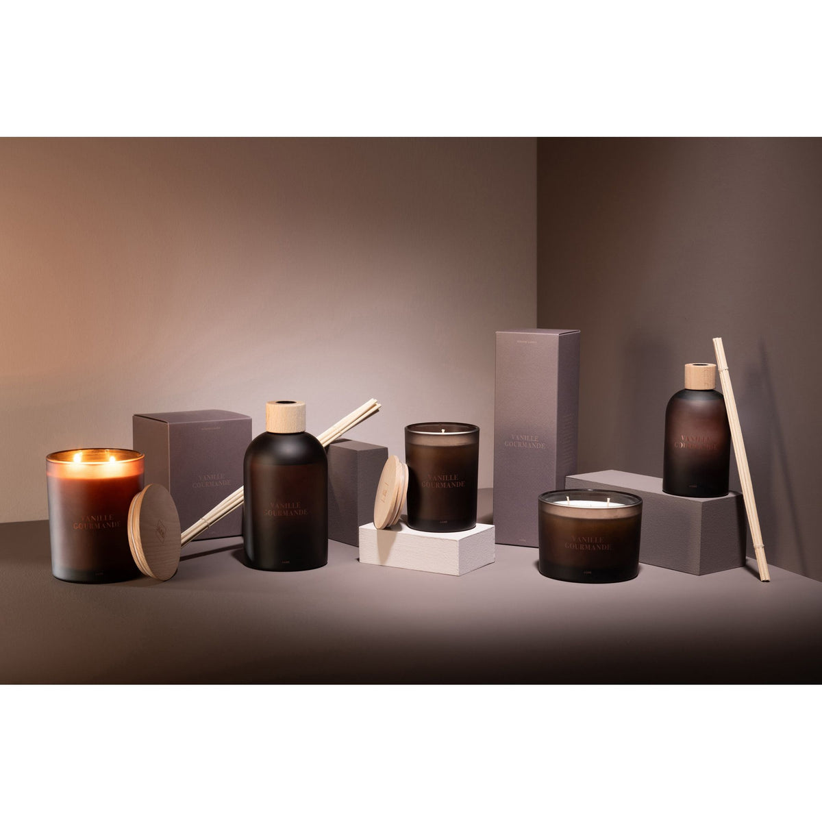 Complete Accords Essentiels Vanille Gourmande collectie van J-Line met geurkaarsen en geurstokjes