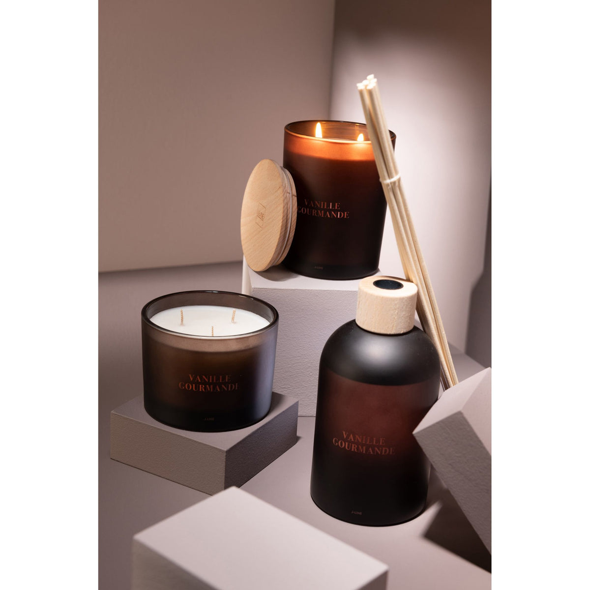 Geurkaars en geurstokjes Accords Essentiels Vanille Gourmande van J-Line samen gestyled