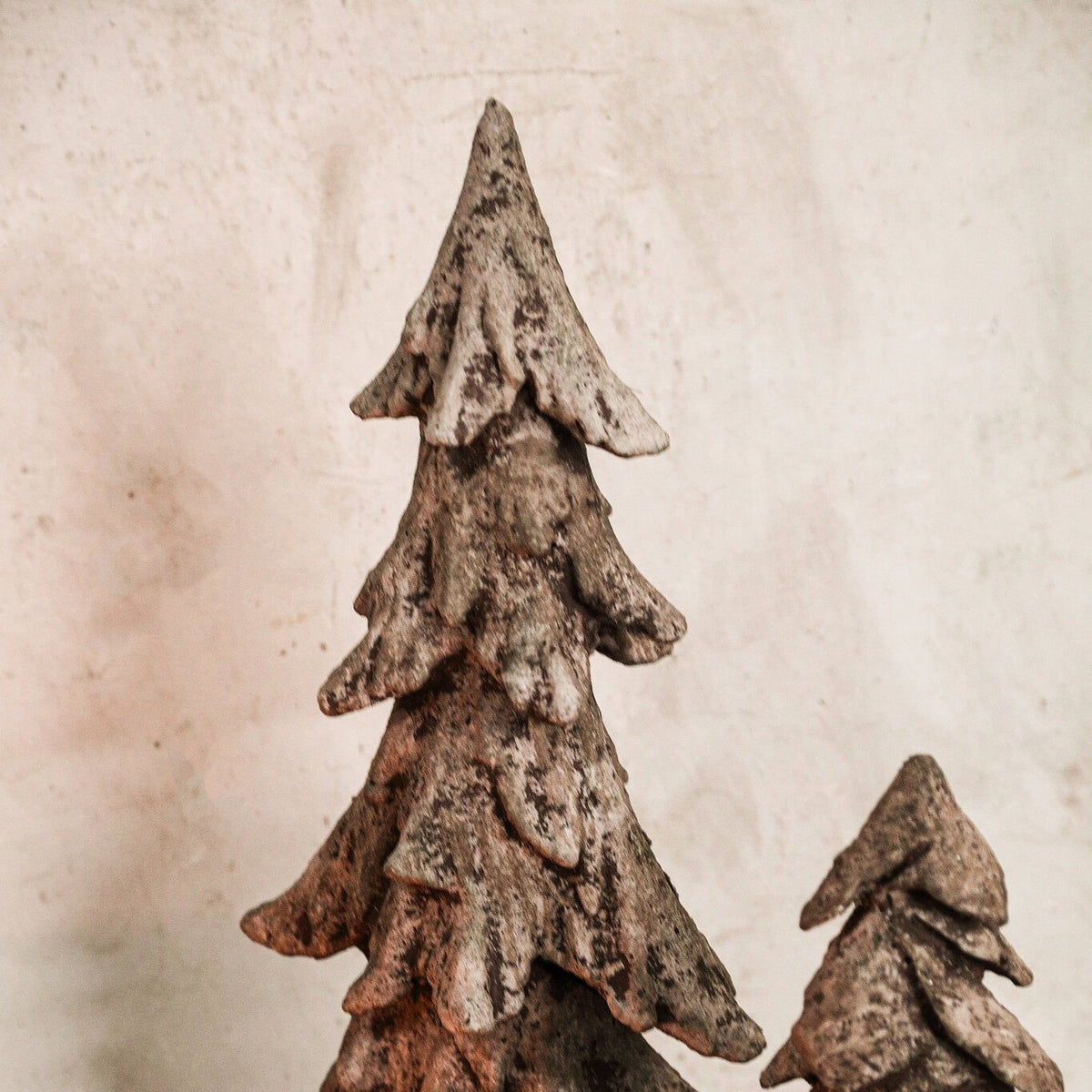 Hascal Kerstboom Beeld Cement Large van PTMD, sfeerbeeld met kerstboompjes van cement naast herfstige decoratie