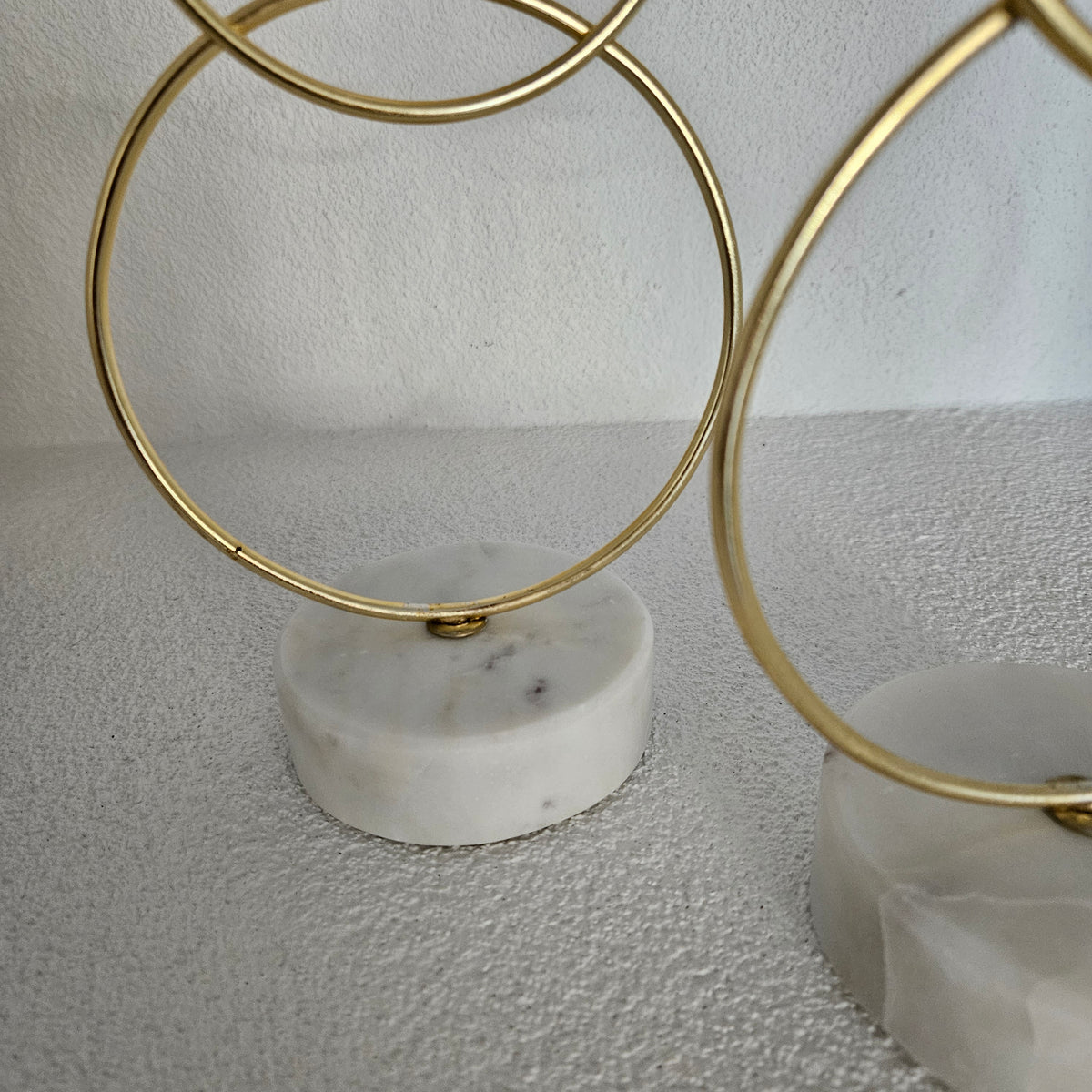 Kandelaar Ringen Goud op marmeren voet 13x9x36cm 1 + 1 Gratis - Kandelaar - Living Lovely - livinglovely.nl