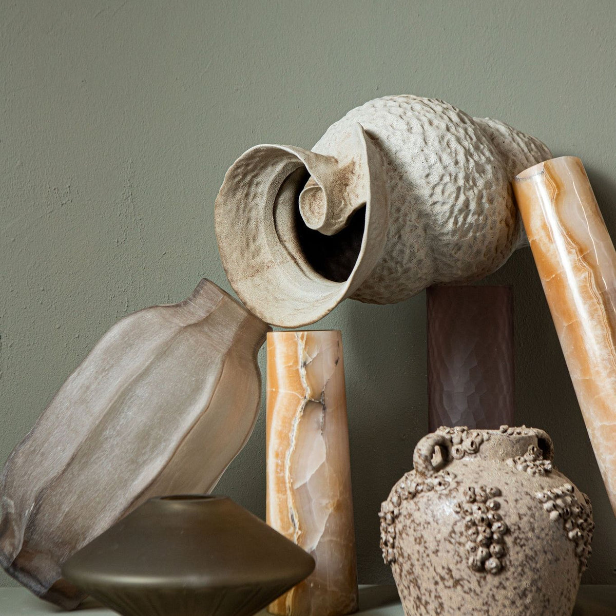 Kery vaas van PTMD in huis gestyled, crèmekleurige vaas met swirl detail