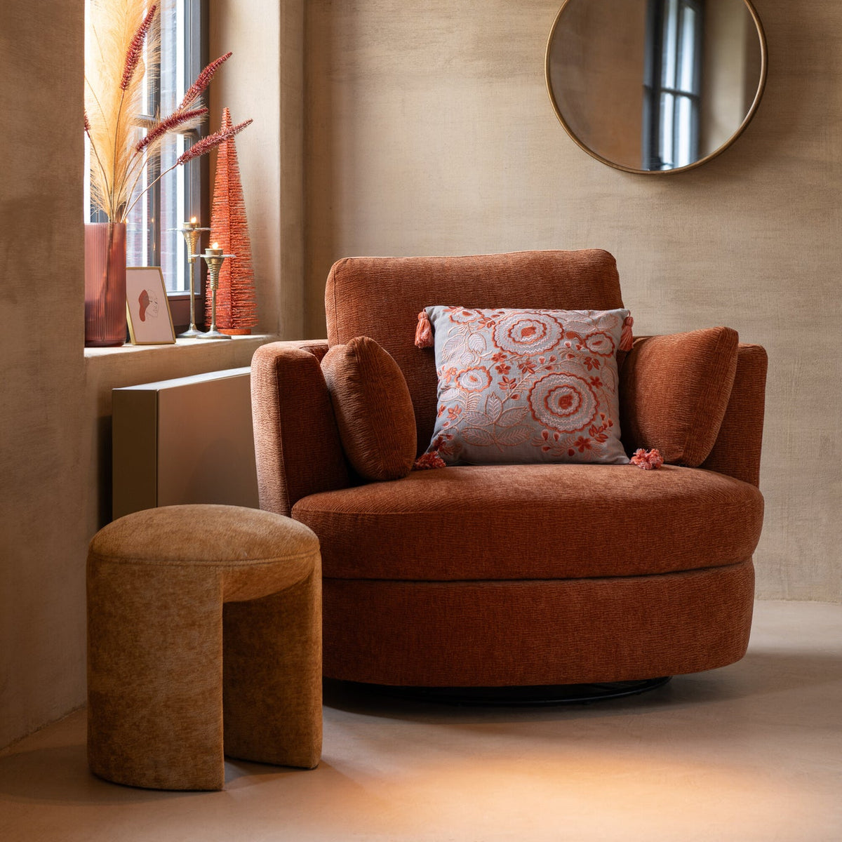Taburete redondo de tela color ocre J-Line