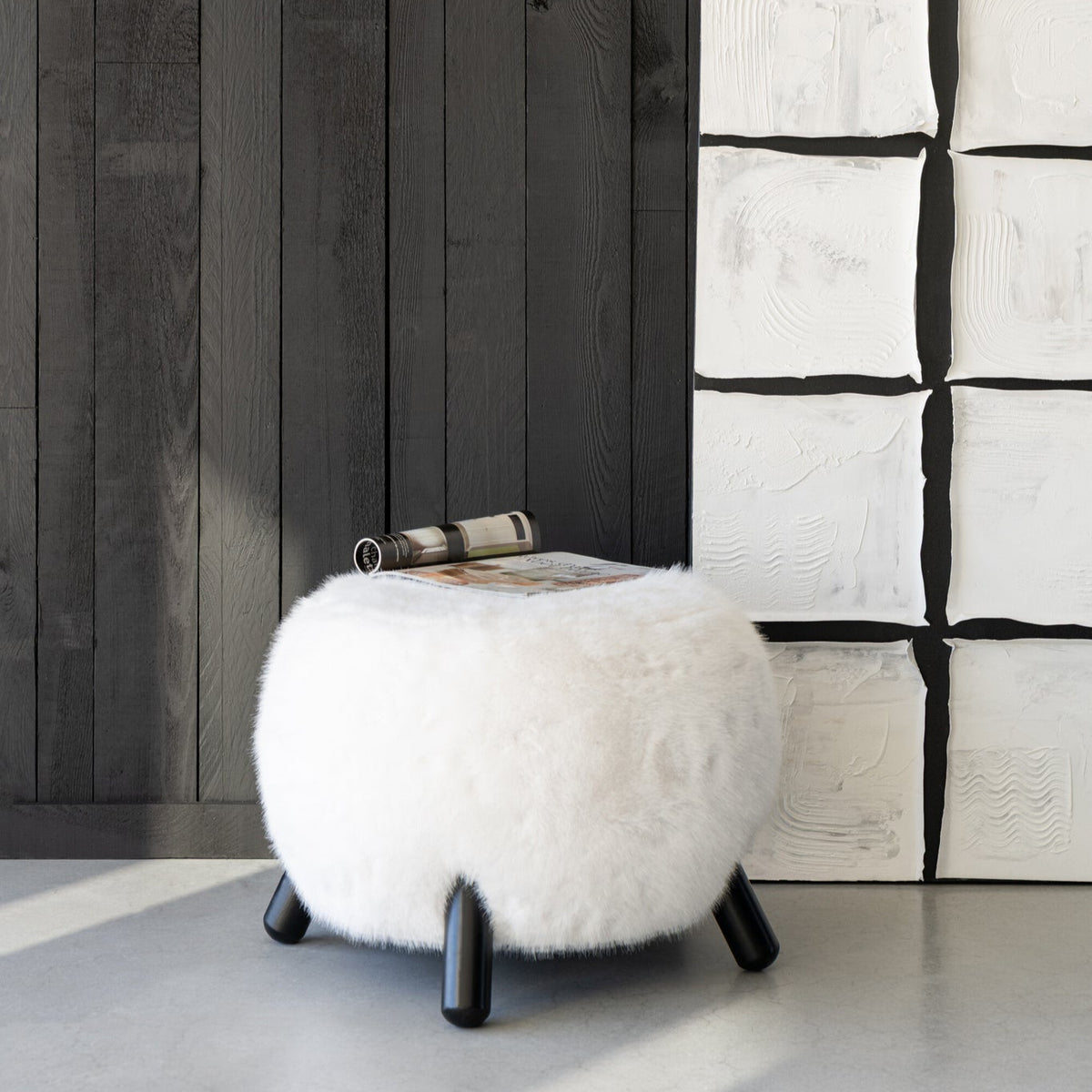 Taburete blanco con patas de madera y suave aspecto de piel sintética J-Line