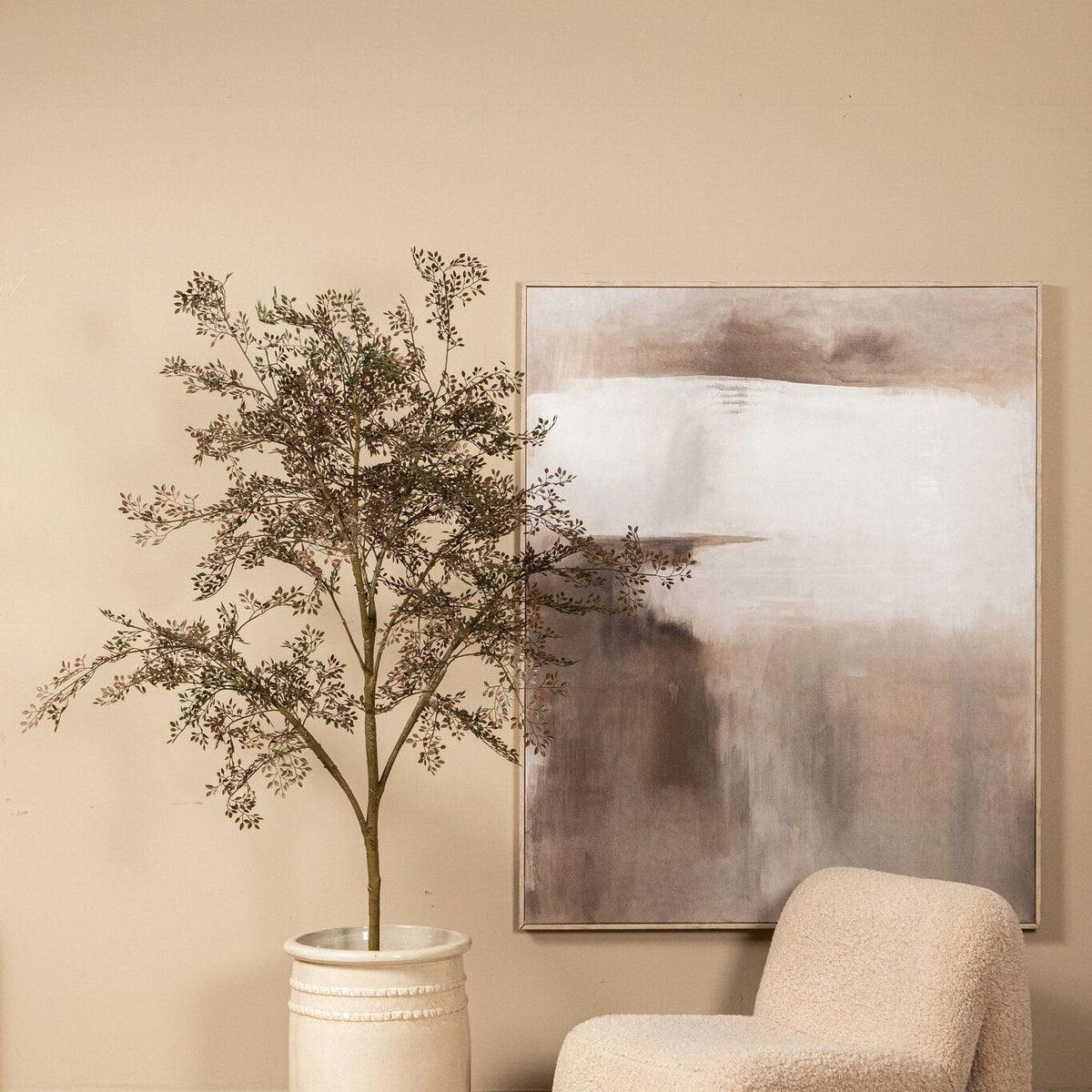 Kunstboom kleinblad van PTMD in een interieur met natuurlijke tinten