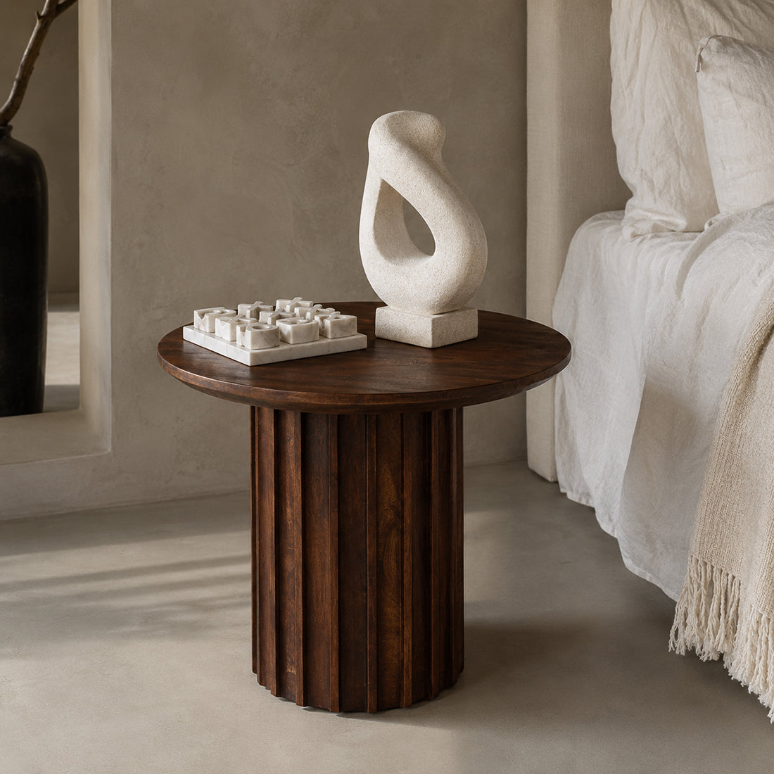 Mesa auxiliar Bullnose acanalada inversa marrón Ø55 cm Raw Materials