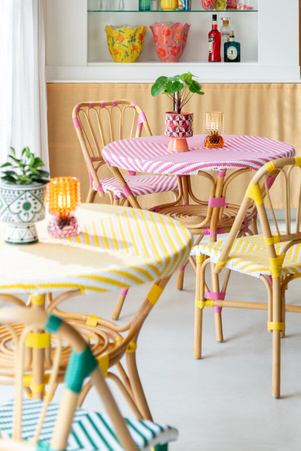 Mesa de comedor de ratán rosa/blanco J-Line
