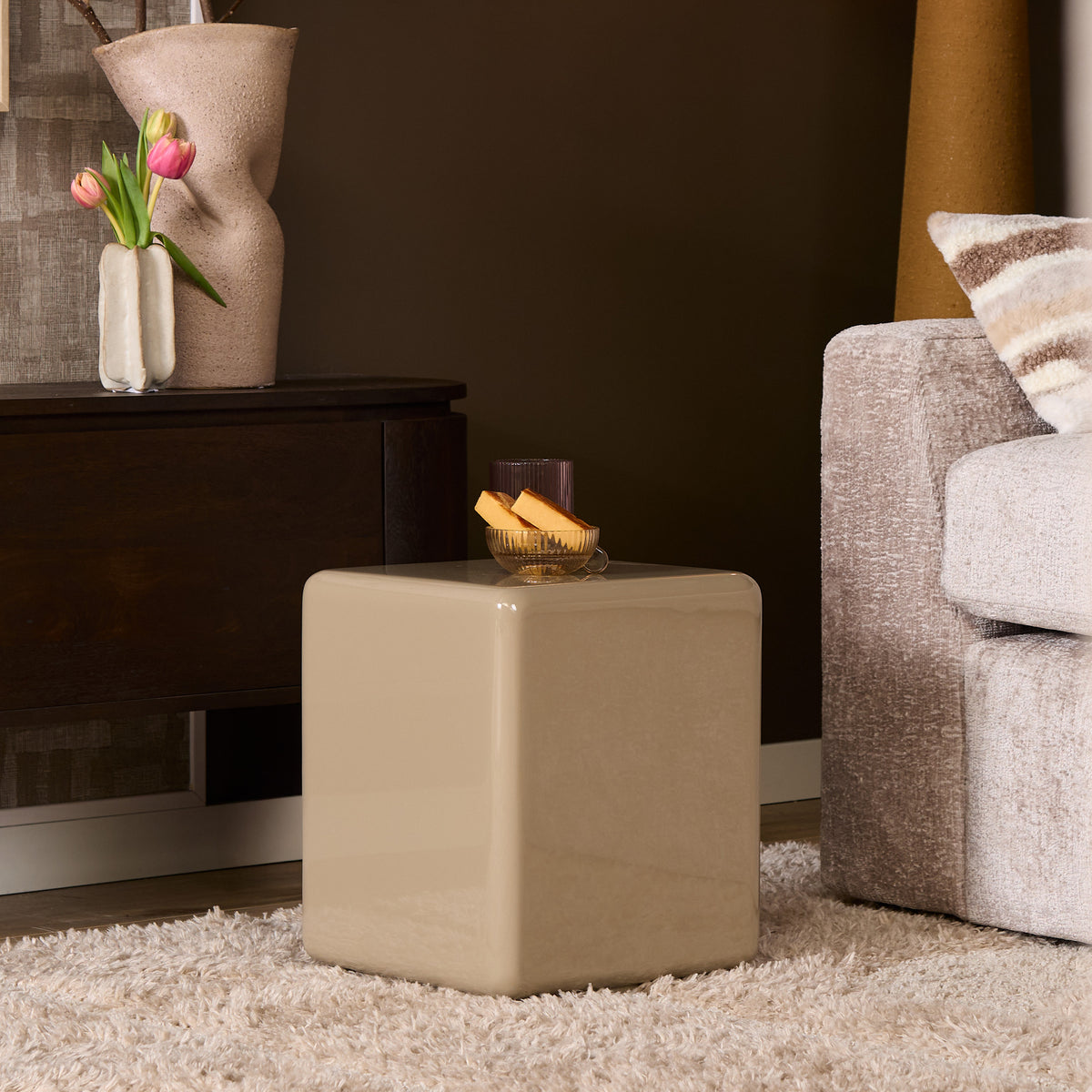 Salontafel Elias Beige 30cm van Starfurn van opzij met zicht op de houten poten en de hoogte