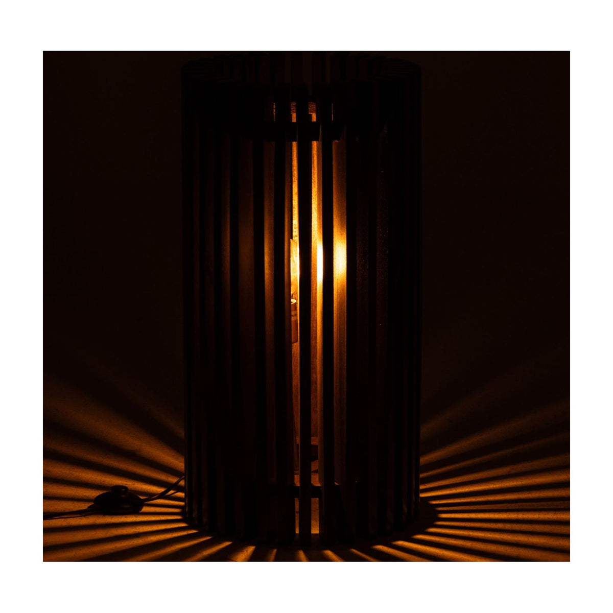 Lámpara de mesa de madera de mango acanalada marrón oscuro J-Line