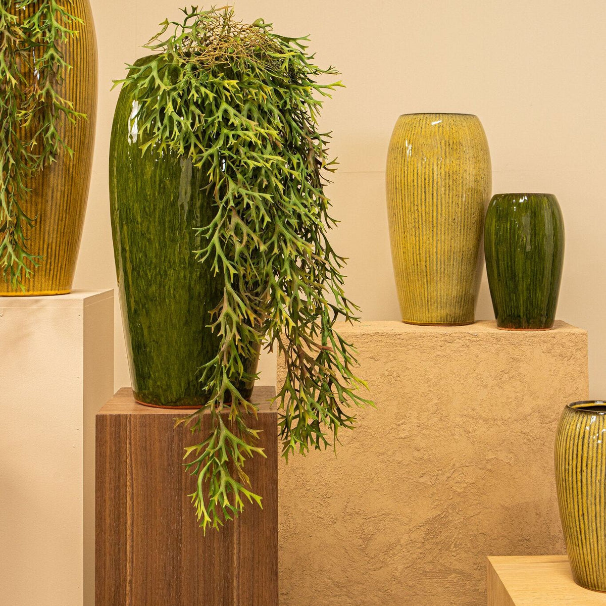 Tamica Dark Brown Ceramic Pot S van PTMD in een sfeervolle interieursetting