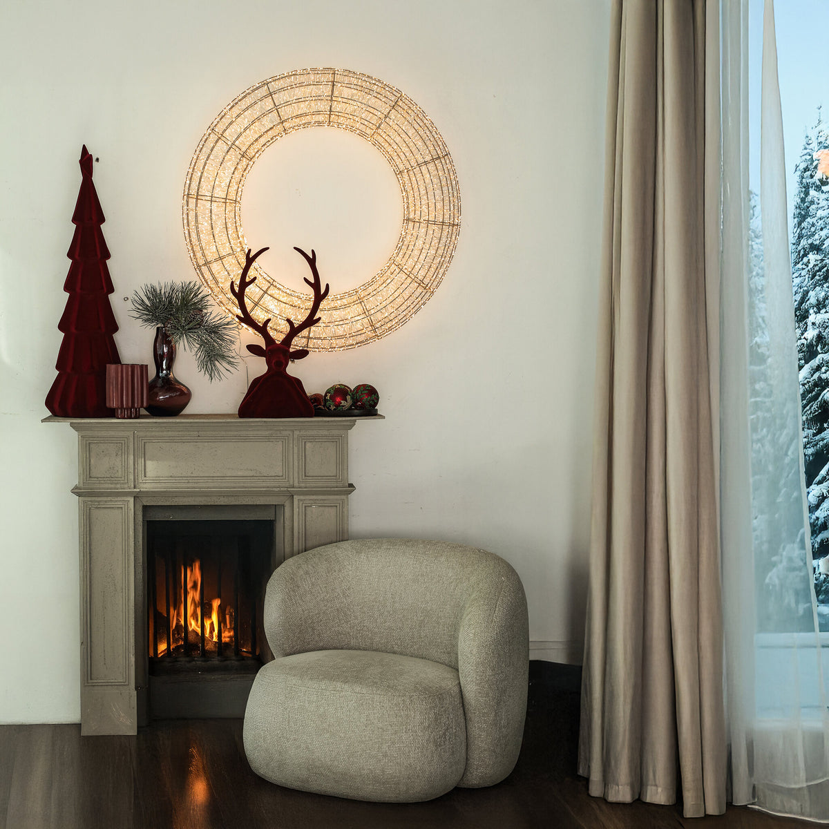 Yule Rendierkop Bordeaux Large van PTMD, sfeerbeeld bij een open haard met fluwelen kerstdecoratie