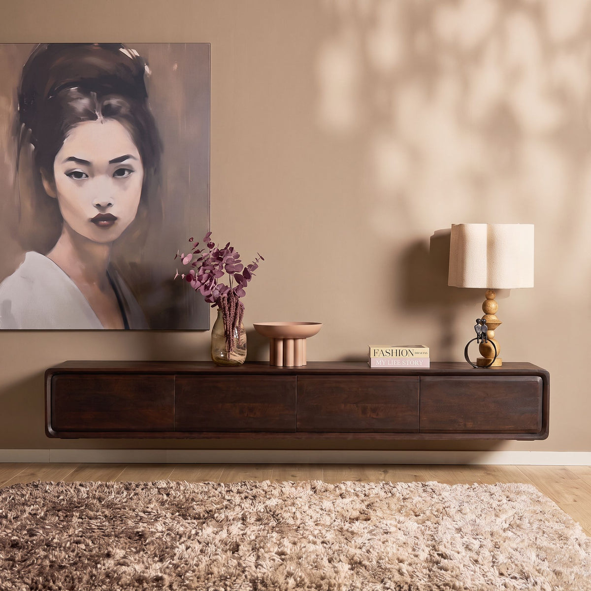 Zwevend TV-meubel Allure Bruin 200cm van Starfurn in een woonkamer met portret en tafellamp