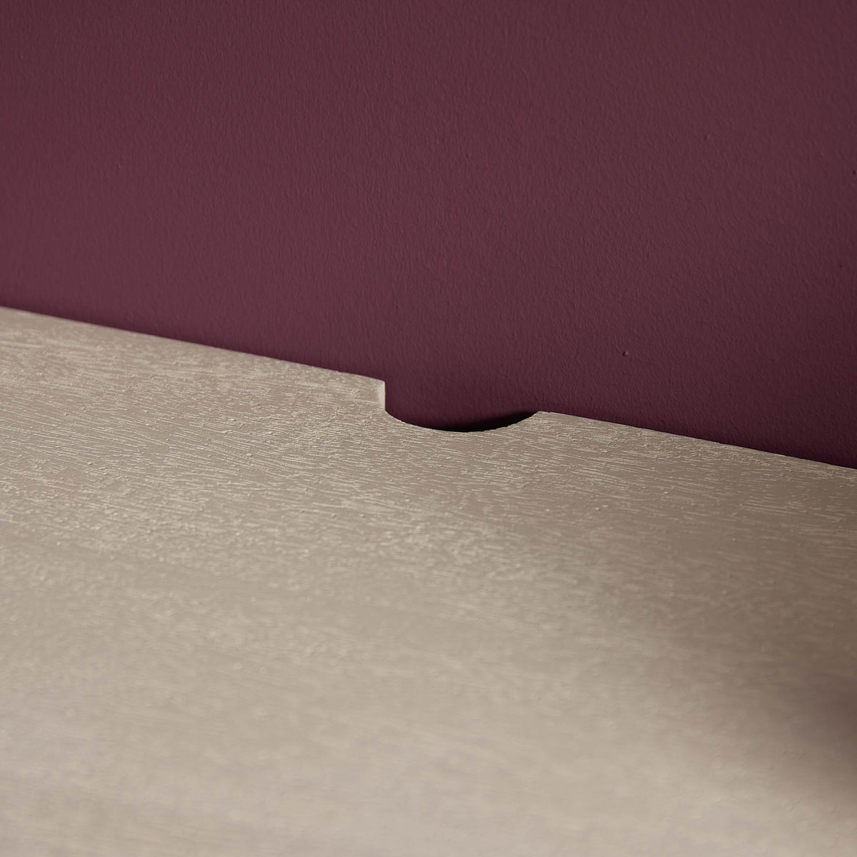 Detail van een metalen pootje onder het tv-meubel Excellent