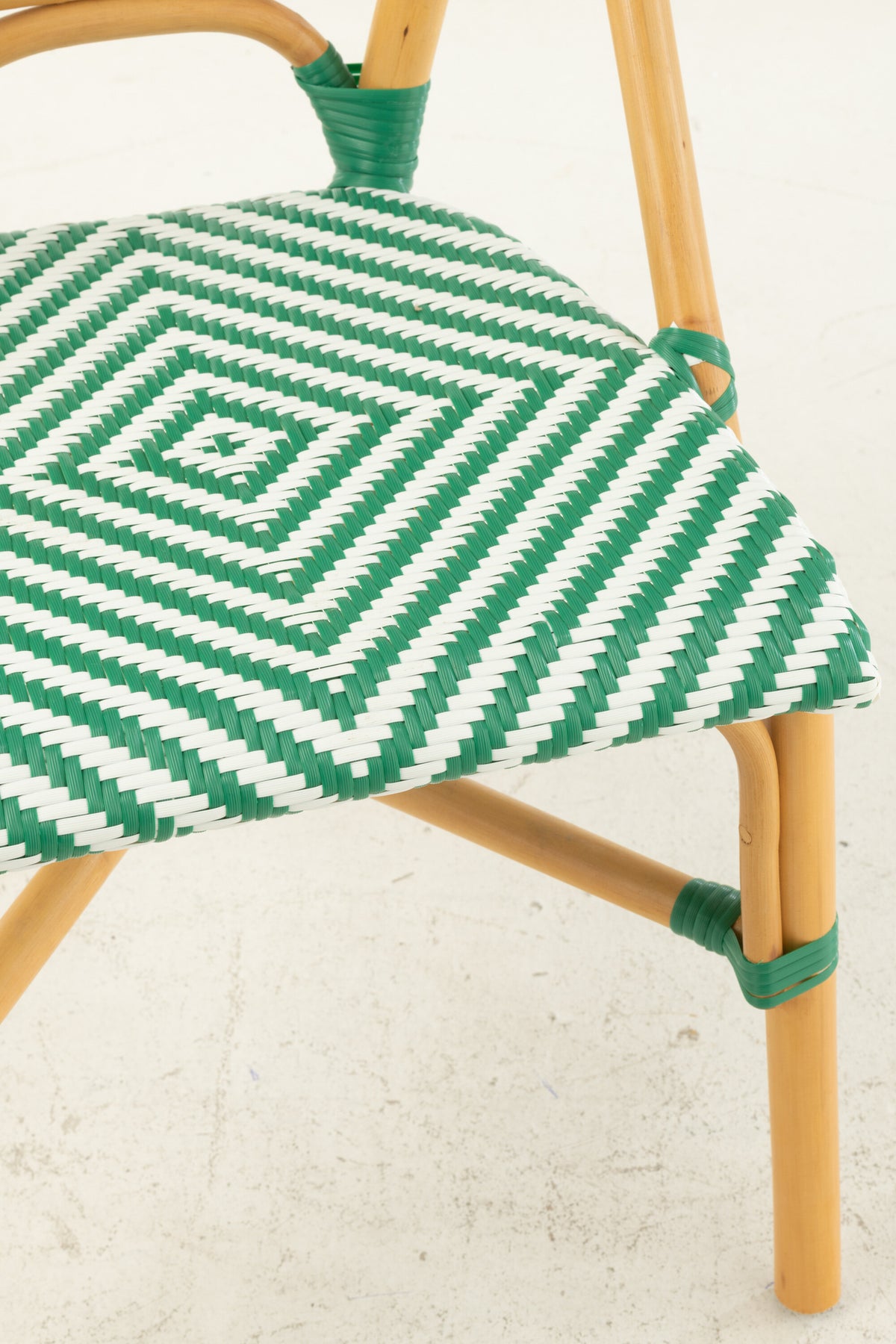 Silla de ratán verde oscuro/blanco J-Line