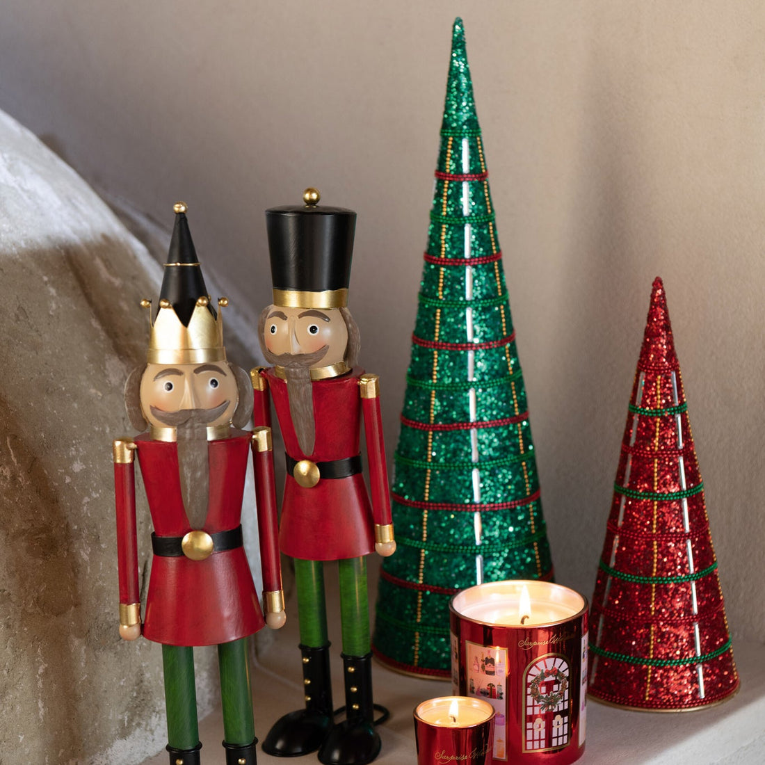 Set de 2 conos de hierro/canicas rojo navideño J-Line