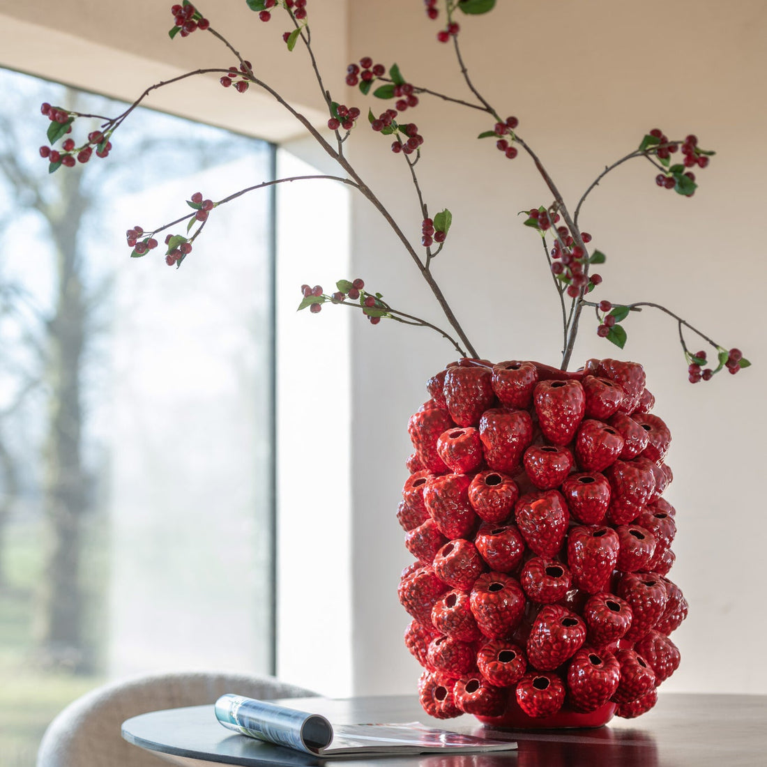 Jarrón Berry de cerámica en relieve rojo navideño J-Line