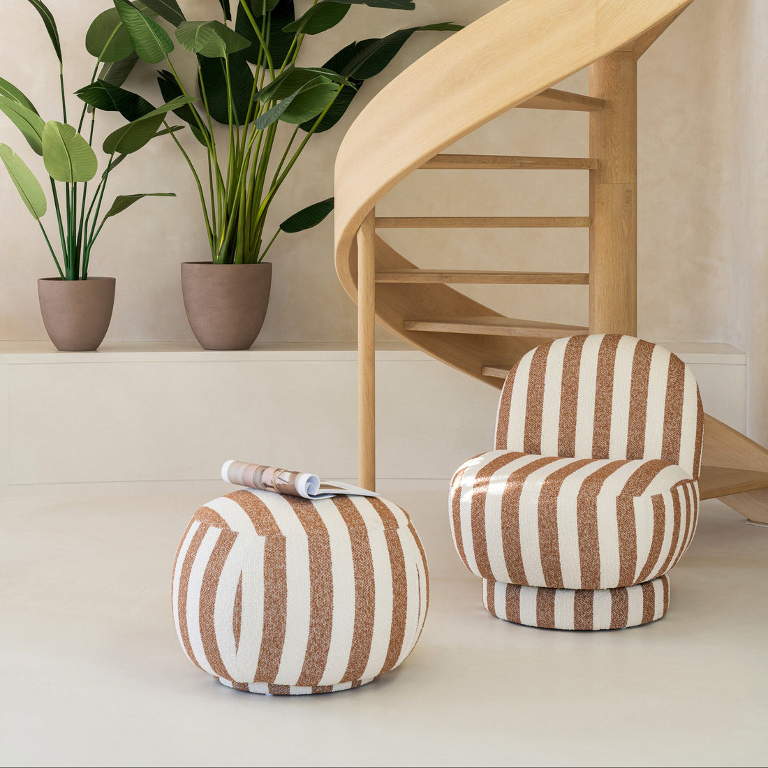 Sillón con otomana de tela a rayas camel/blanco roto J-Line