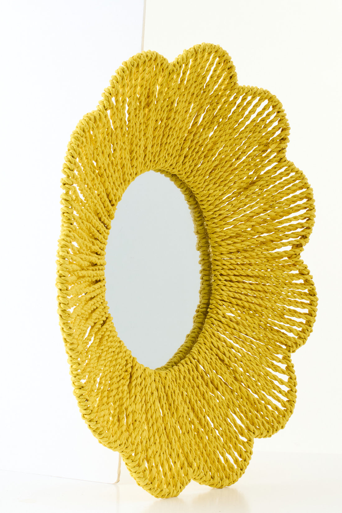 Espejo de pared de rafia amarilla J-Line