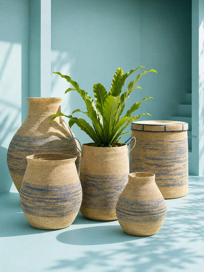 Cesta con asa + tapa a rayas de esparto natural/azul J-Line